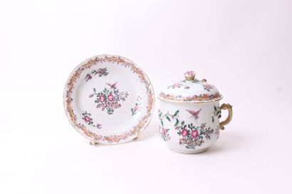 null CHINE


Tasse couverte et sa soucoupe en porcelaine à décor polychrome des émaux...