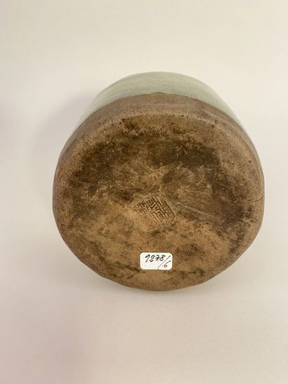 null JAPON


Petit vase en grès émaillé gris.


XIXe siècle. 


H. 12 cm.