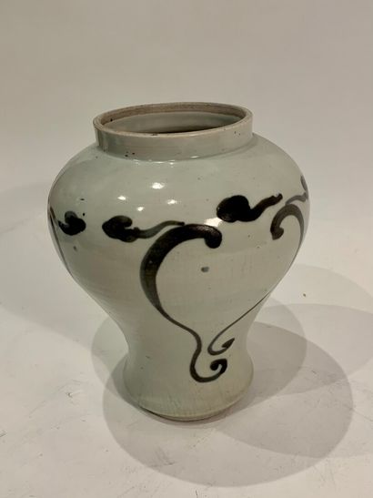 null COREE (?) 


Vase balustre en porcelaine à décor stylisé noir sur fond blanc.


H....