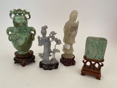 null SET in hard stone including : 


- Covered vase in jadeite and its wooden base....