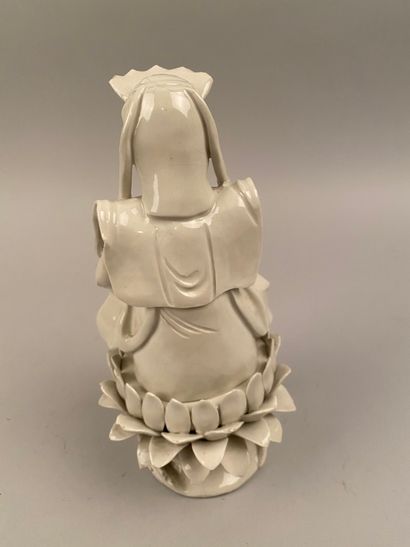 null CHINE - XIXe siècle 


Divinité assise sur un lotus 


Sujet en blanc de chine...