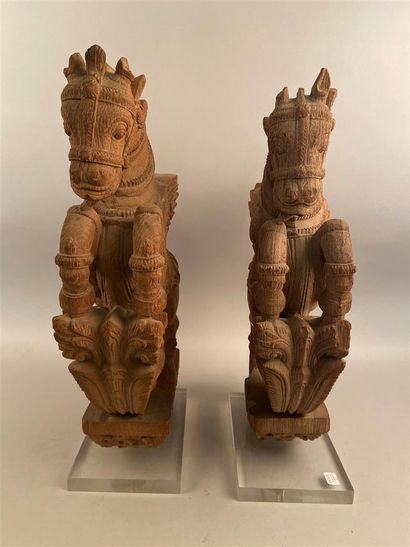 null Far East - 20th century 


Two carved wooden prancing horses


H. 49 cm