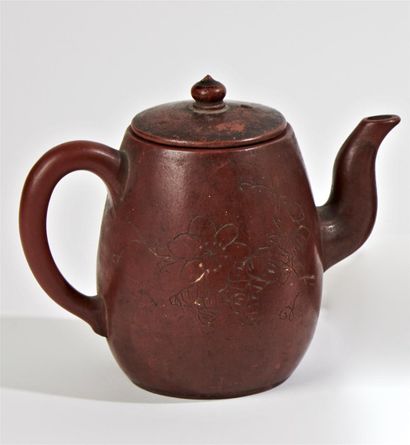 null CHINA - 20th century


Yixing stoneware teapot with incised decoration of poems...