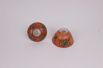null CHINE - Un sorbet et une soucoupe en porcelaine à décor polychrome de vases...