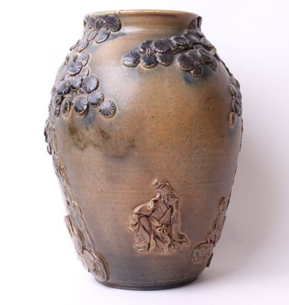 null CHINE


Vase en grès à décor de personnages en relief, portant uen signature...