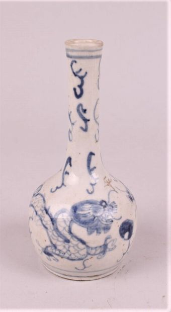 null VIETNAM - 19th century


Bottle vase in Hue blue porcelain. 


Height. 16 cm...