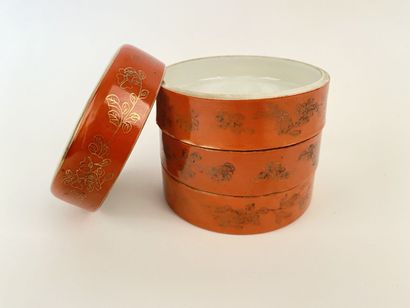 null CHINE


Boite ronde couverte à trois compartiments en porcelaine à décor polychrome...