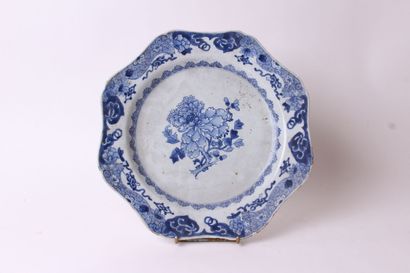 null CHINA


Earthenware dish with blue camaïeu decoration of flowers and scrolls....