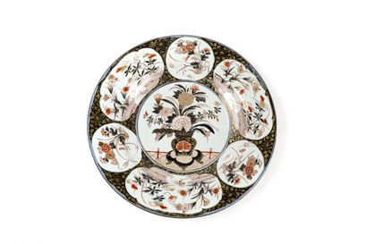null JAPAN


Large round porcelain dish with blue, red and gold Imari decoration...