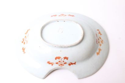 null CHINE, XVIIIe siècle 


Plat à barbe en porcelaine à décor floral polychrome...