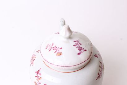 null CHINE - XVIIIème siècle 


Théière en porcelaine à décor pourpre et or de branches...