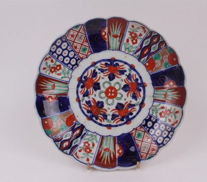 JAPAN, 19th century 


Round plate with contoured...