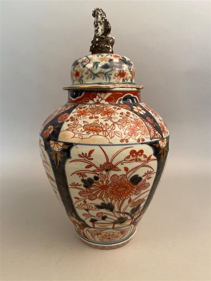 null Japan


Porcelain vase of baluster form and a lid with blue, red and gold decoration...