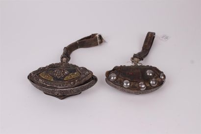 null 
TIBET - Vers 1900






Deux briquets portatifs en cuivre repoussé orné de...