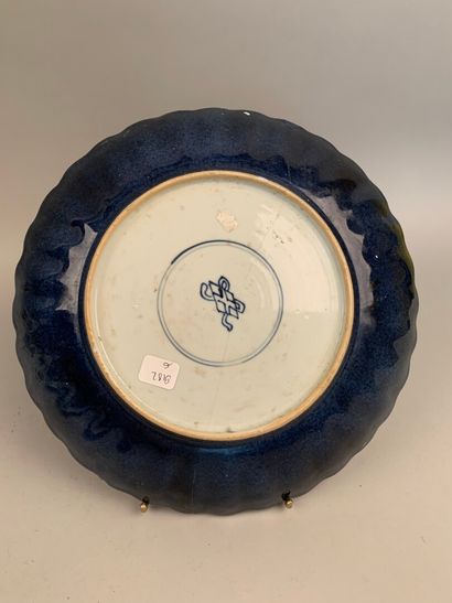 null CHINE


Plat rond en porcelaine à fond bleu et décor en or 


XVIIIe siècle.


Marqué...