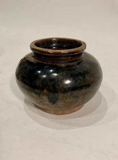 null CHINE 


Petit vase Cizhou en grès émaillé brun et noir.


H 10 cm.


Eclat...