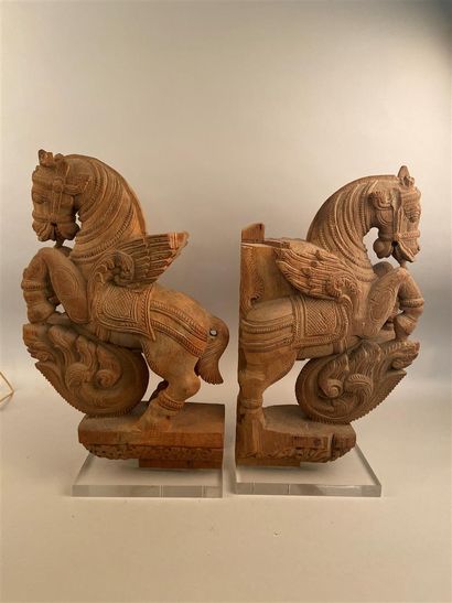 null Far East - 20th century 


Two carved wooden prancing horses


H. 49 cm