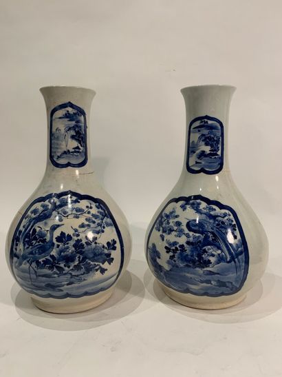 null JAPON - XIXe siècle 


Paire de vases bouteille piriforme à décor en camaïeu...
