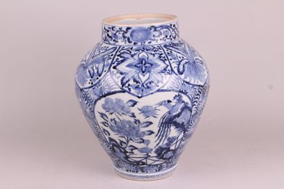 null JAPAN (ARITA)


Porcelain vase decorated in blue underglaze with phoenix and...
