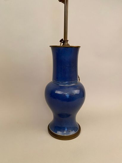 null CHINE - XXe siècle 


Vase de forme balustre en porcelaine émaillée bleue, montée...