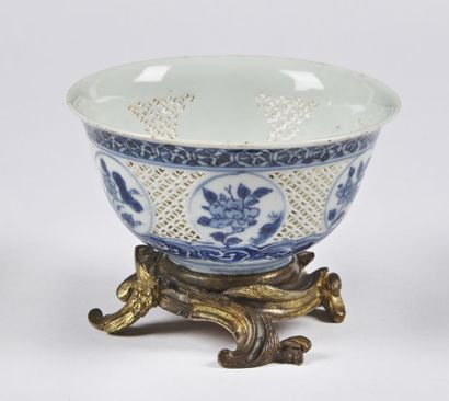 null CHINA 


Reticulated bowl decorated in blue underglaze with flowers in medallions...