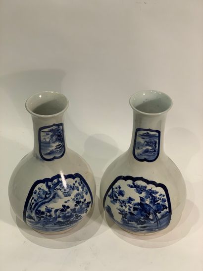 null JAPON - XIXe siècle 


Paire de vases bouteille piriforme à décor en camaïeu...
