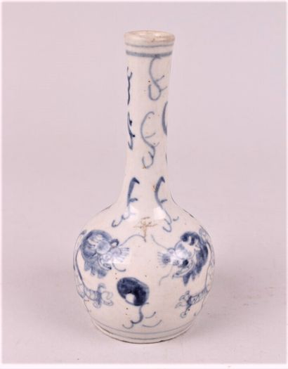 null VIETNAM - 19th century


Bottle vase in Hue blue porcelain. 


Height. 16 cm...