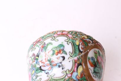 null CHINE - CANTON


Tasse de forme circulaire contournée en porcelaine à décor...