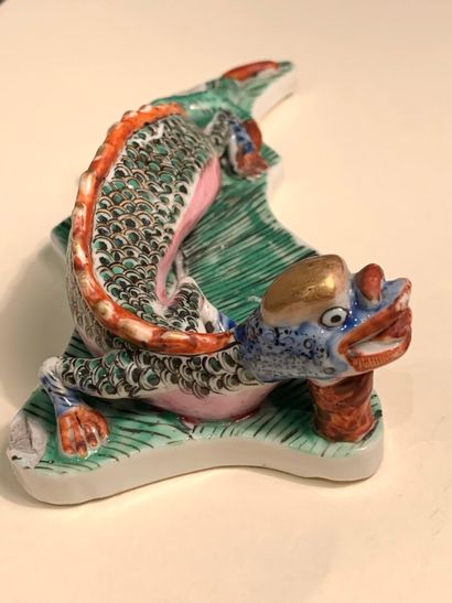 null CHINA - 19th century


Porcelain dragon statuette with polychrome decoration...