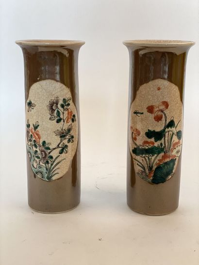 null CHINA


Pair of cylindrical porcelain vases with polychrome decoration of green...