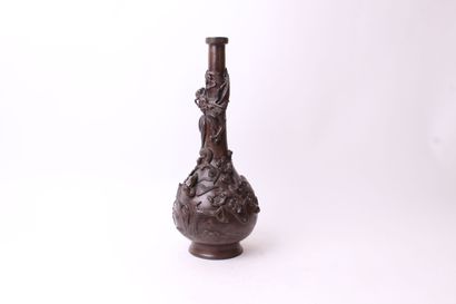 null CHINE, vers 1900


Vase en bronze à décor en relief de branches fleuries, d'insectes,...
