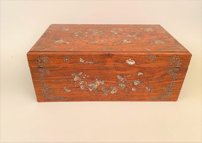 null CHINA - Modern work 


Veneer box decorated with mother-of-pearl inlay of butterflies...