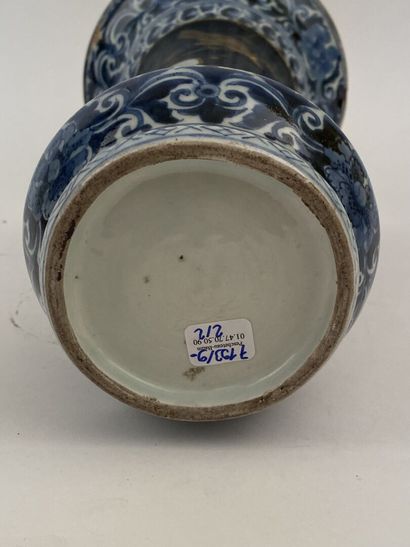 null JAPON 


Vase de forme cornet en porcelaine à décor en bleu sous couverte de...