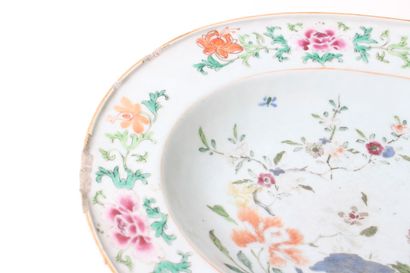 null CHINE, XVIIIe siècle 


Plat à barbe en porcelaine à décor floral polychrome...