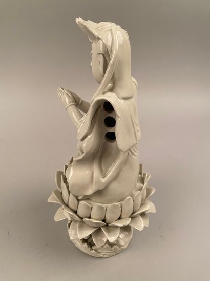 null CHINA - 19th century 


Divinity sitting on a lotus 


Subject in Chinese white...