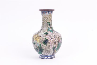 null CHINE 


Vase en émaux cloisonnés à décor de branches fleuries et d'oiseaux....