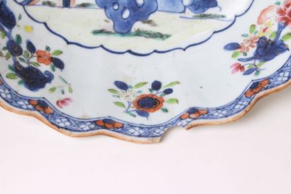 null CHINE 


Jatte creuse en porcelaine à décor polychrome d'un arbre fleuri 


XVIIIe...