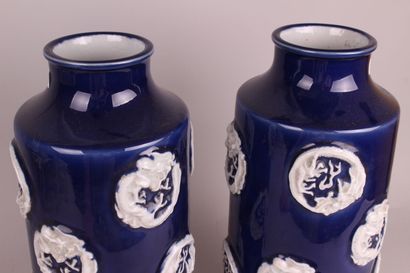 null CHINE


Paire de vases rouleaux en porcelaine à fond bleu à décor de médaillons...