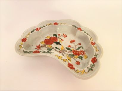CHINA


Oval lobed porcelain bowl with polychrome...