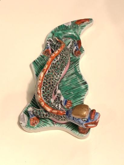 null CHINA - 19th century


Porcelain dragon statuette with polychrome decoration...