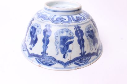 null CHINA


Porcelain bowl decorated in blue underglaze on the outside with Chinese...