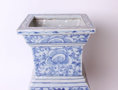 null CHINE


Vase quadripode à côtés ajourés en porcelaine à décor en camaïeu bleu...