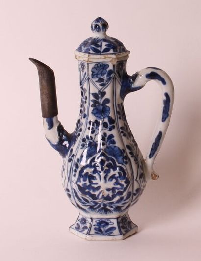 CHINA, 18th century 


Covered pot with blue...