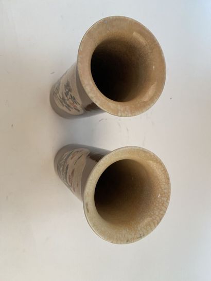 null CHINE


Paire de vases cylindriques en porcelaine à décor polychrome des émaux...
