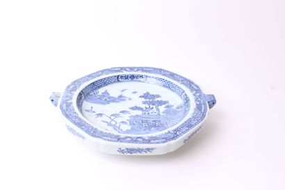 null CHINA 


A porcelain plate decorated in blue camaieu with a palace in a lacustrian...