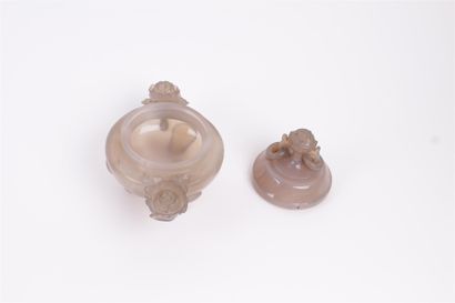 null CHINA


Perfume log in agate, the holds decorated with roses. 


Height: 13...