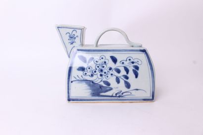 null CHINE 


Verseuse en porcelaine à décor en camaïeu bleu de fleurs et branches...