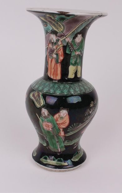 null CHINE


Vase de forme balustre en porcelaine à décor polychrome des émaux de...