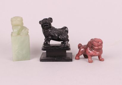 null THREE HARD STONE SUBJECTS representing dogs of Fô, of which two forming seals....