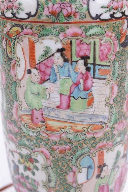 null CANTON


Vase en porcelaine à décor de la famille rose de scènes de vie dans...